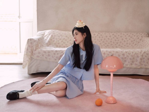 鞠婧祎穿格子裙秀纤细美腿。