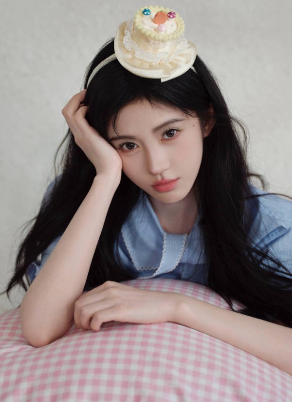 鞠婧祎的五官精致，美貌养眼。