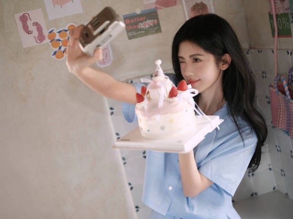 鞠婧祎举着蛋糕自拍，wink、甜笑，元气满满。
