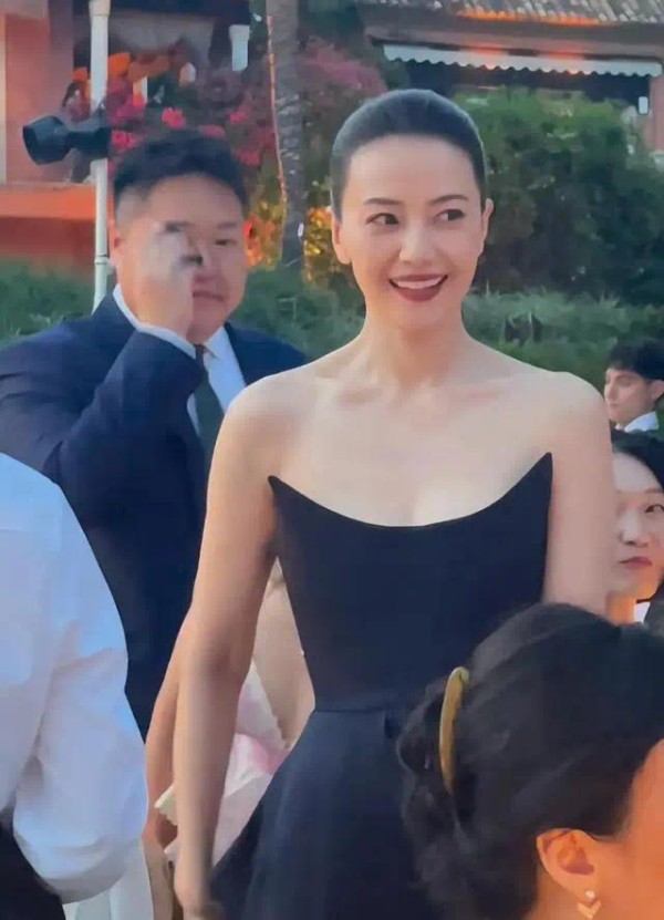 高圆圆在西班牙带女儿吃麻辣烫，女儿长相随爸爸，皮肤还有点黑
