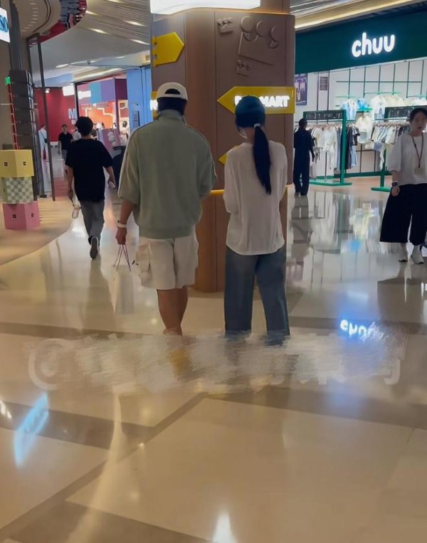 黄子韬徐艺洋合体逛街被偶遇，夫妻俩低调出行，男方皮肤晒得黝黑
