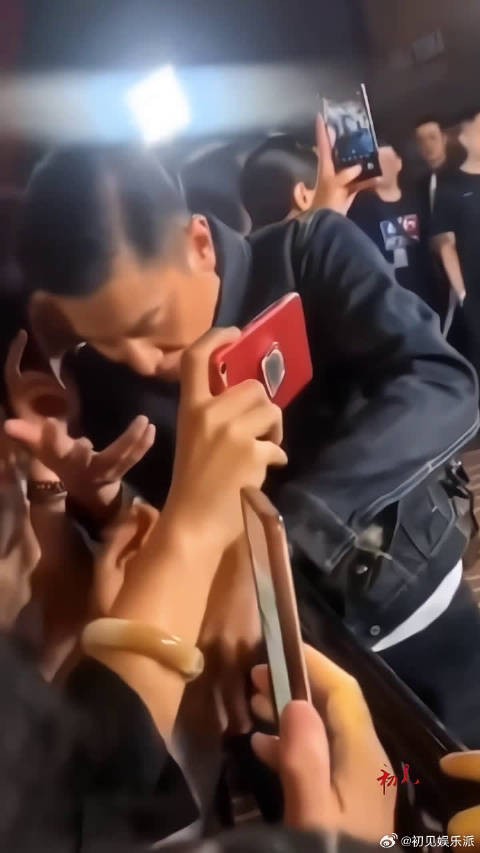 刘德华，无名指被栅栏划破了，所以提醒粉丝往后一点