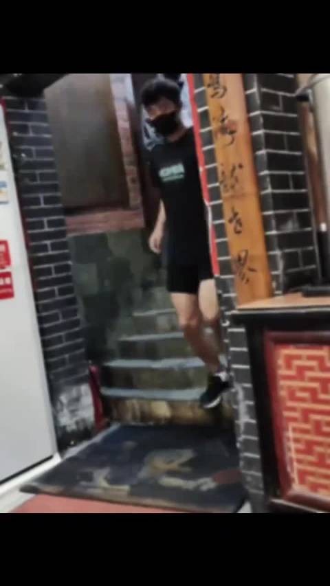 王楚钦戴口罩帽外出就餐被偶遇