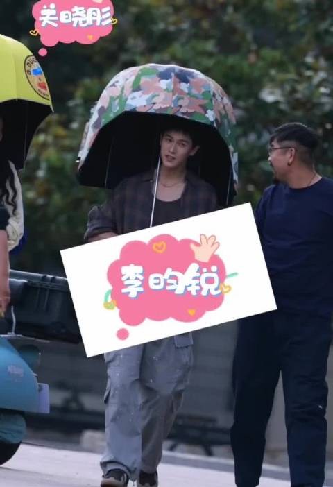 关晓彤拍一部戏就给安利头盔伞