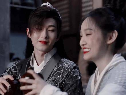 卓澜江对女主表白时毫不慌乱,但与小笙在一起时却总是紧张不安