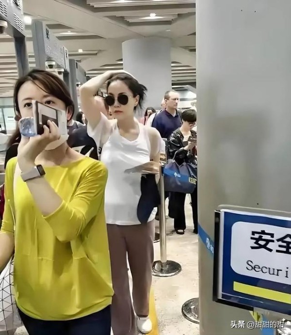 53岁王菲机场生图刷屏！腿比手臂细惊呆网友，状态无敌了！