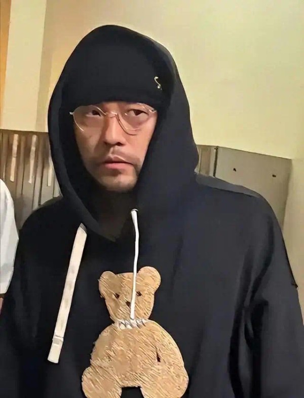 被病痛折磨，46岁周杰伦近况曝光，靠友人搀扶，上厕所都要靠别人