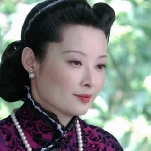袁立参观巴黎圣母院，和三婚老公梁太平同框，看不出11岁年龄差！