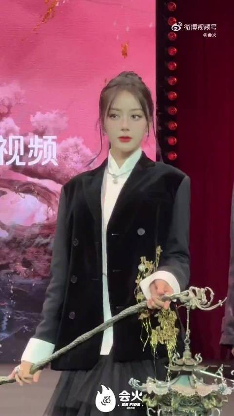 迪丽热巴高马尾紫瞳造型亮相,暗黑鬼王气场全开