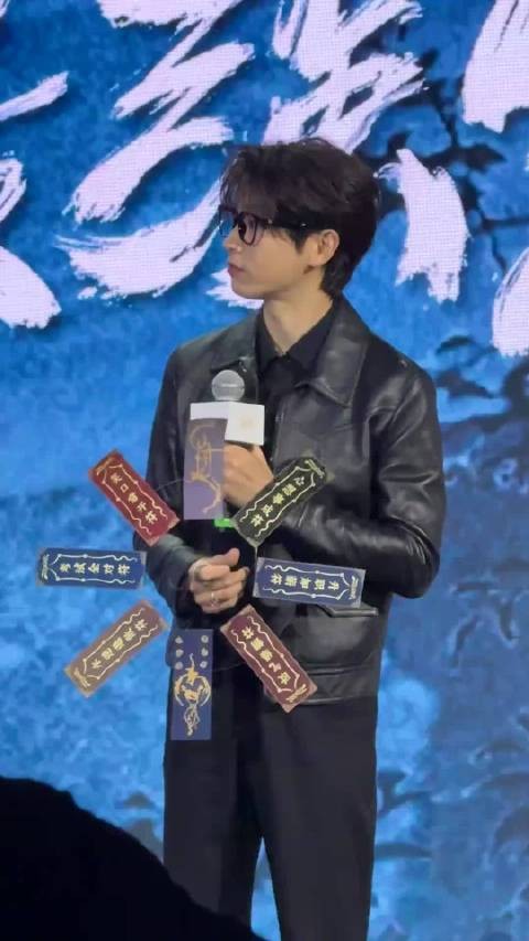 彭昱畅万鹏携新剧亮相,彭昱畅贵公子造型引关注