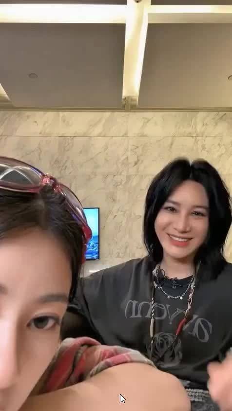 尚雯婕赠Joyce中国美瞳和糖画,浪姐友谊延续