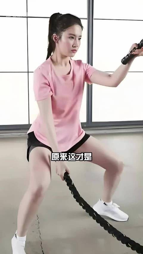 刘亦菲罕见短裙造型引热议，下半身曝光成焦点