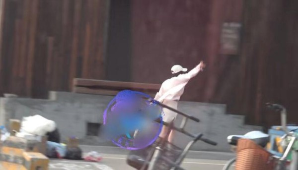 秦岚跑工作室探望宋佳，开心得像小孩！魏大勋爸爸亲自开车接她！
