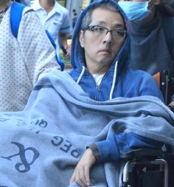 袁惟仁57岁瘫痪近况：需要家人喂饭拍背，由妈妈和姐姐轮流照顾