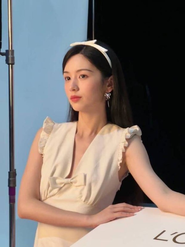 周也晒蝴蝶结写真 黑发粉唇演绎少女浪漫感
