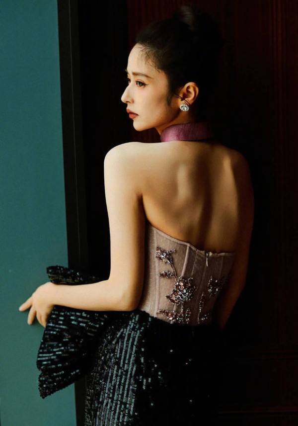 颖儿展现美背。