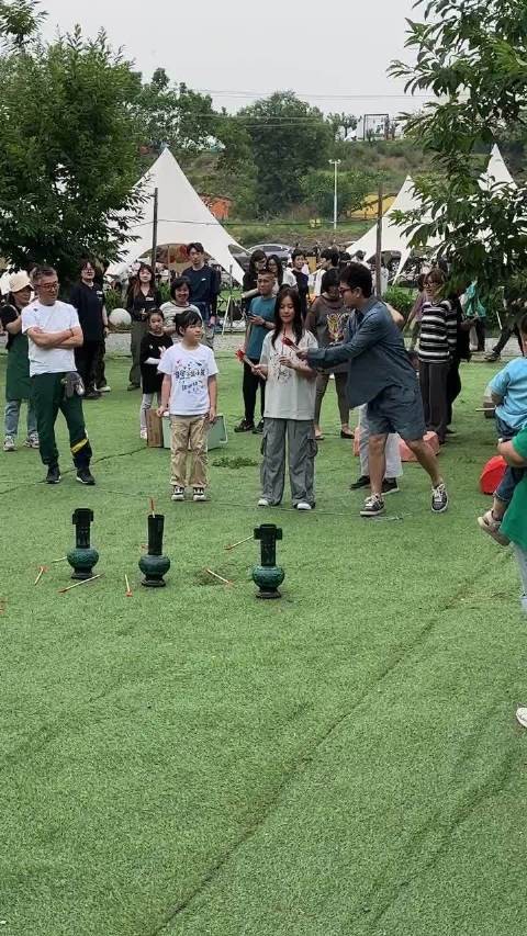 贾乃亮带甜馨玩投壶 不得不说贾乃亮情绪价值给的好高啊哈哈哈