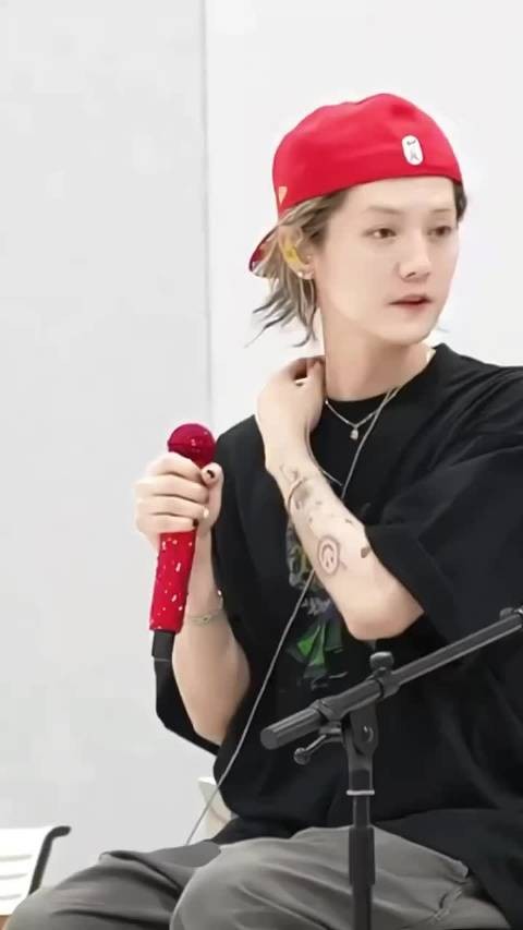 排练中的鹿晗好帅啊，最后那个吐舌头也很可爱，美甲也好看
