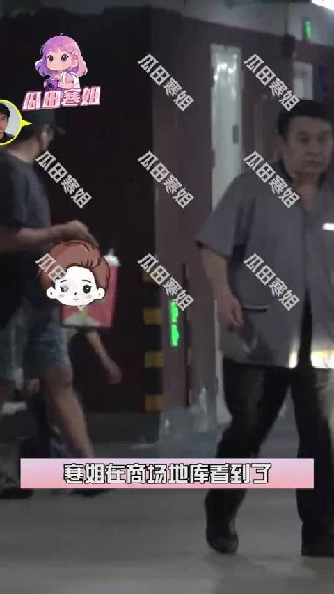 刘诗诗和吴奇隆带着儿子在商场吃饭，然后一起回家