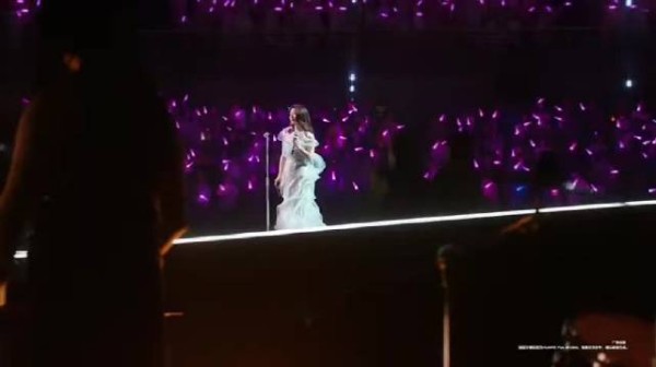单依纯演唱时化身摄影师,表白粉丝都是第一排