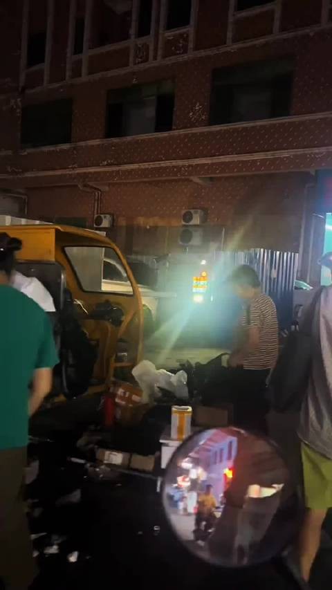 小姐姐主动要求加微信,路边两位小伙子吓坏了