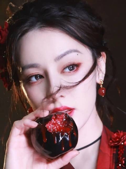 迪丽热巴红衣造型引热议