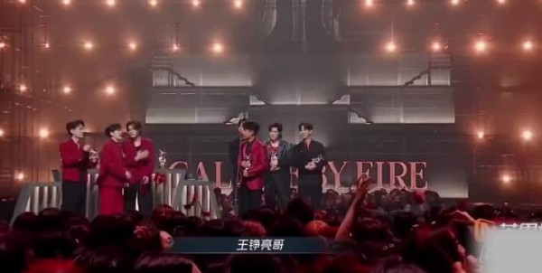 李克勤助阵王铮亮广州巡演,披哥舞台再合体
