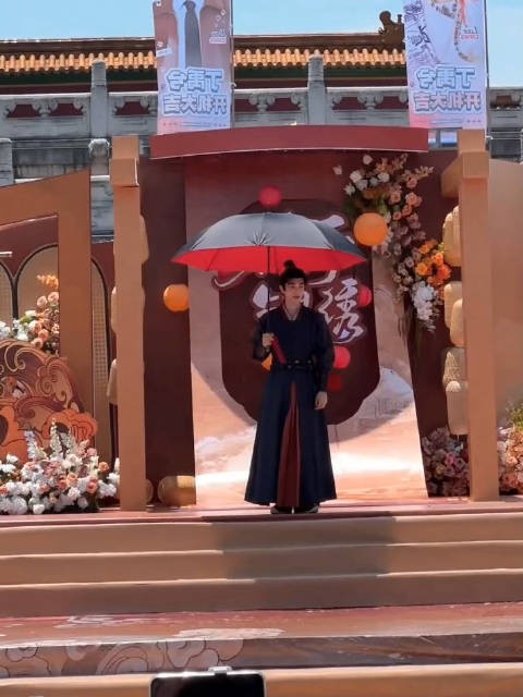 丁禹兮横店开机清唱答谢粉丝,提醒防暑超话再见