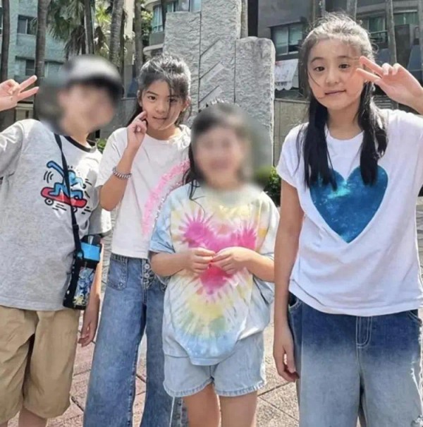 贾静雯女儿暑假出游，10岁咘咘长开没小时候漂亮，波妞自信抢镜！