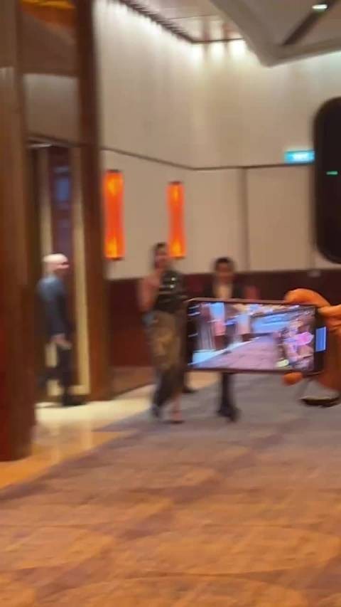 王祖蓝李亚男现身贵州乌江寨，被网友调侃“白雪公主和小矮人”！