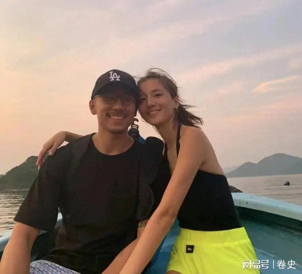 吴千语和老公在韩国吃烤肉，施伯雄身材好壮硕，整个人沧桑了好多