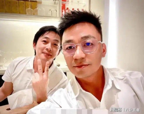 42岁王宝强为配女友整容走偶像路线？戴金框眼镜白衬衫撞脸汪小菲