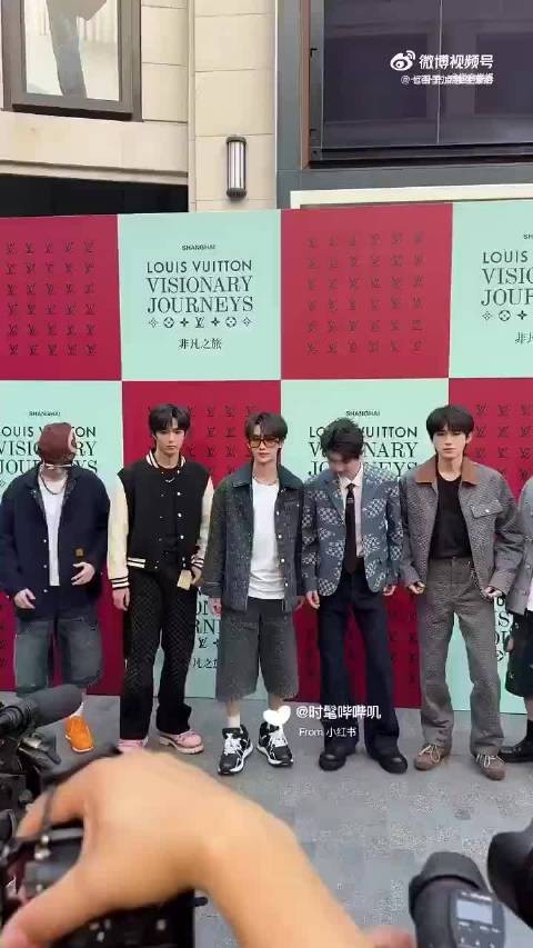 时代少年团全员亮相LV上海活动红毯