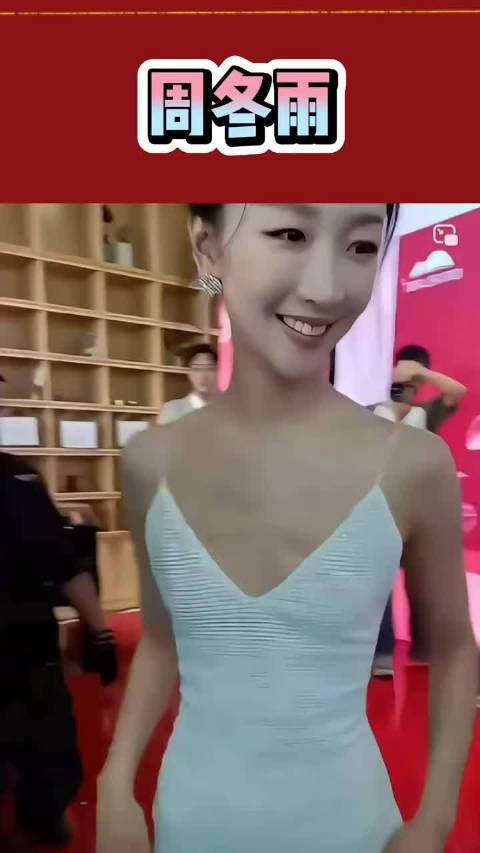 周冬雨路人镜头状态佳，笑容灵动衣品赞