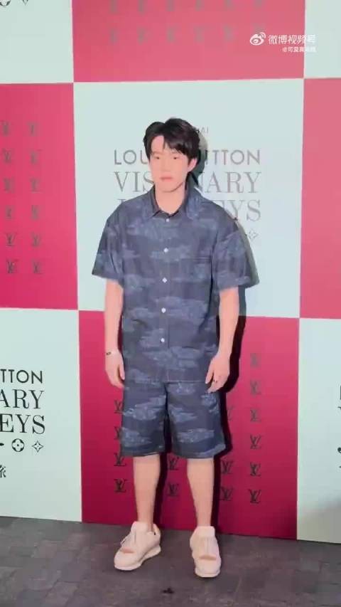 王楚钦亮相LV大秀！来看看状态怎么样