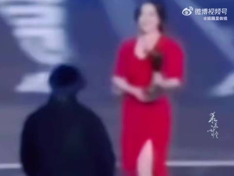 考古到刘晓庆和导演田沁鑫互动， 网友辣评:“刘晓庆想亲脸，人家把嘴递上了”