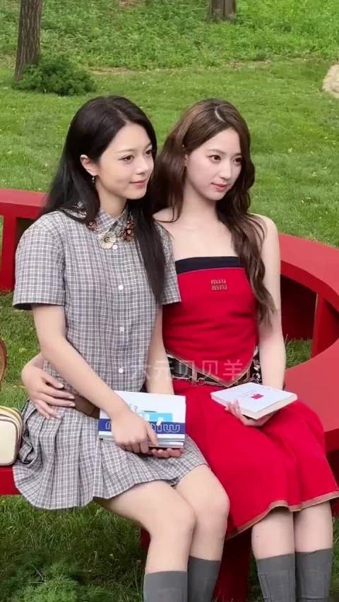 赵今麦、欧阳娣娣今日活动，两人在公园长椅上合影，好喜欢美女们贴贴！