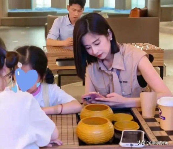 颖儿带女儿去游乐园：路人镜头下皮肤白到发光，这状态不像孩他妈
