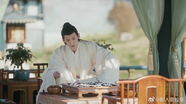 嫡长主要和六少主下棋 少主立马装胃疼，躲过刁难