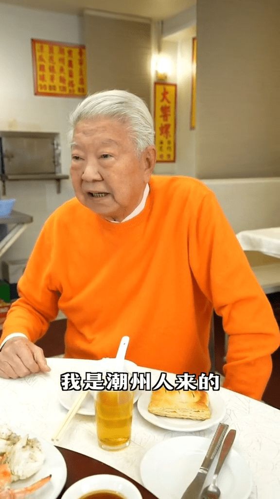 蔡澜最后露面照曝光：脸部和脚已经浮肿，在公寓里和朋友见面