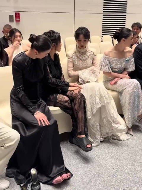 宋佳闫妮超绝松弛感！姐姐们在白玉兰也是演起小品来了