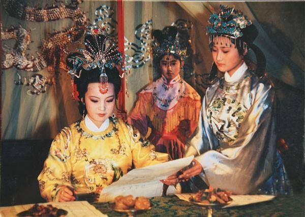 元春省亲时点的《乞巧》是出什么戏？为何脂批说是伏元春之死？