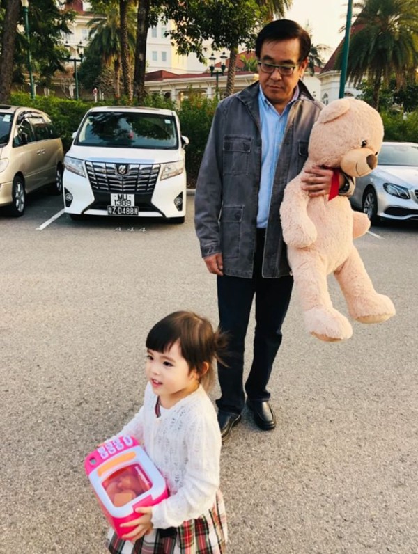 尔冬升参加女儿学校活动，女友露脸看着比他小30岁，好美好有气质