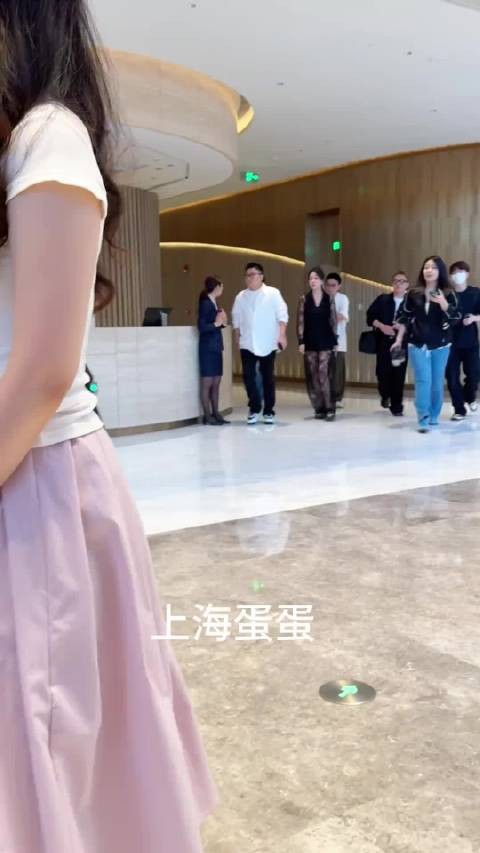闫妮53岁路透生图状态惊艳，无滤镜怼脸美貌抗打