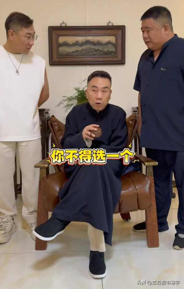 杨议拍视频调侃徒弟，争大师兄你俩二选一，忍不住想吃螃蟹了
