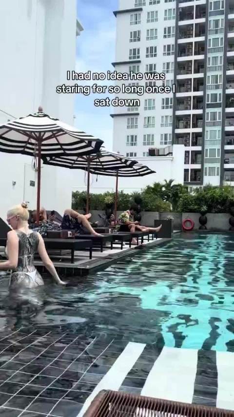 第一眼以为穿的泳衣