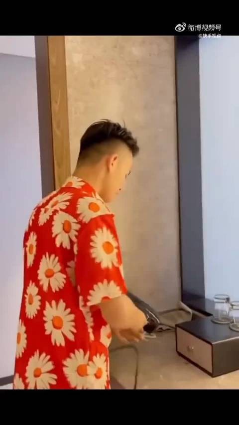 晓亮冷对娇妹营业发糖，合体直播效果引争议