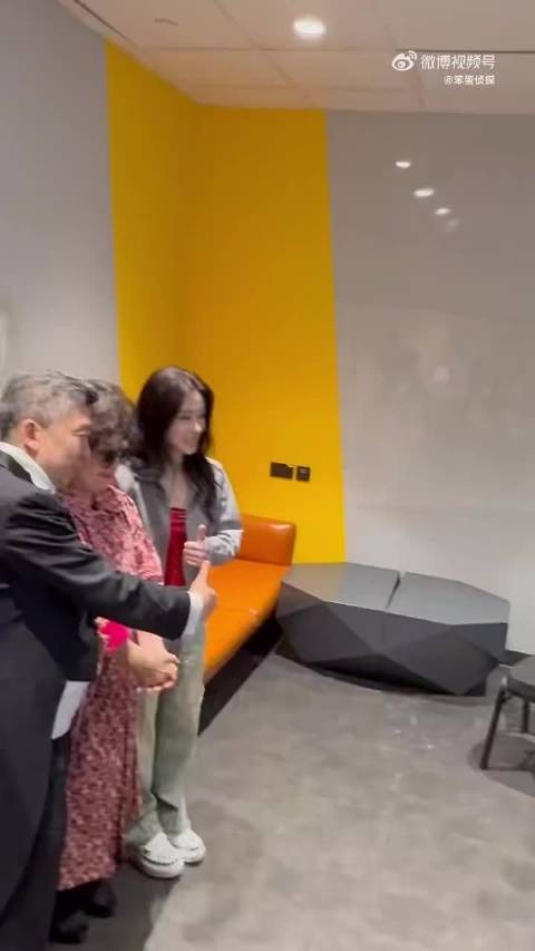 徐小凤惊喜现身张碧晨香港演唱会