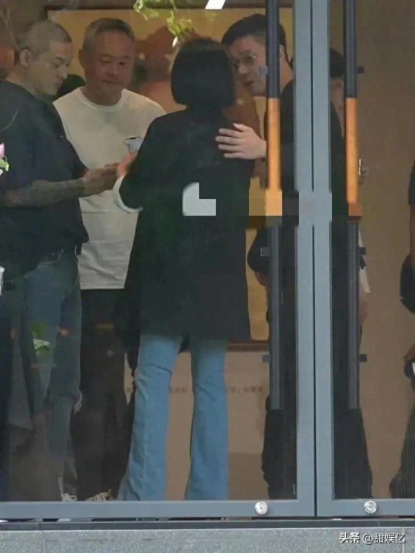 今日，许雅钧夫妇捧场二女儿个人艺术展，小S笑容满面，消瘦不少