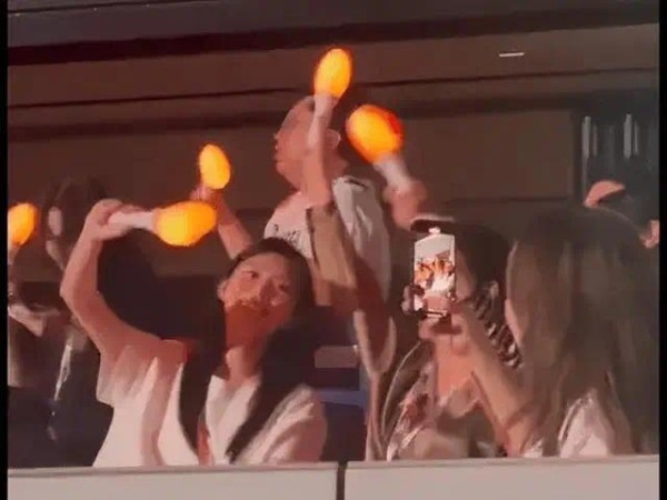 奚梦瑶和婆婆一起看周杰伦演唱会 嗨唱闲聊有说有笑关系超好